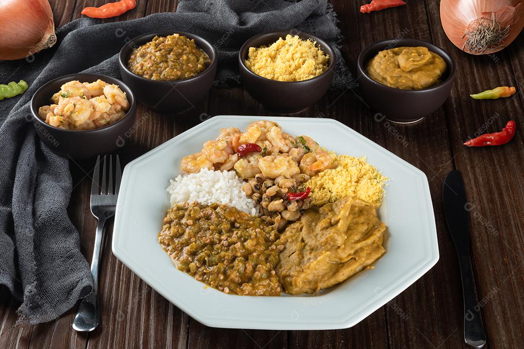 Caruru. Prato tradicional afro-brasileiro feito com quiabo e camarão seco, acompanhado de vatapa, feijão, arroz, camarão e farofa