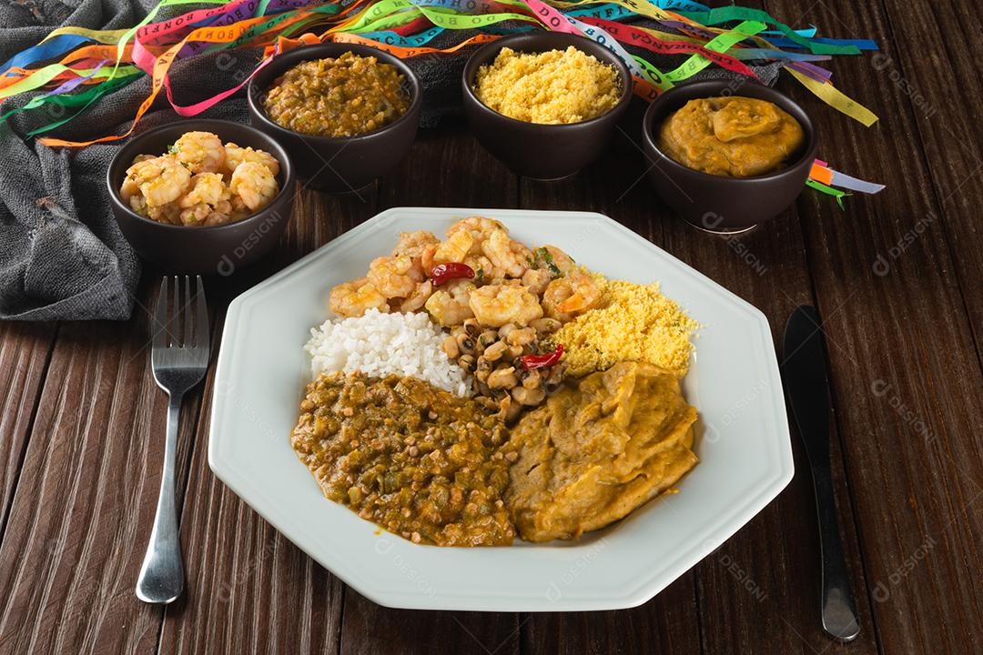 Caruru. Prato tradicional afro-brasileiro feito com quiabo e camarão seco, acompanhado de vatapa, feijão, arroz, camarão e farofa
