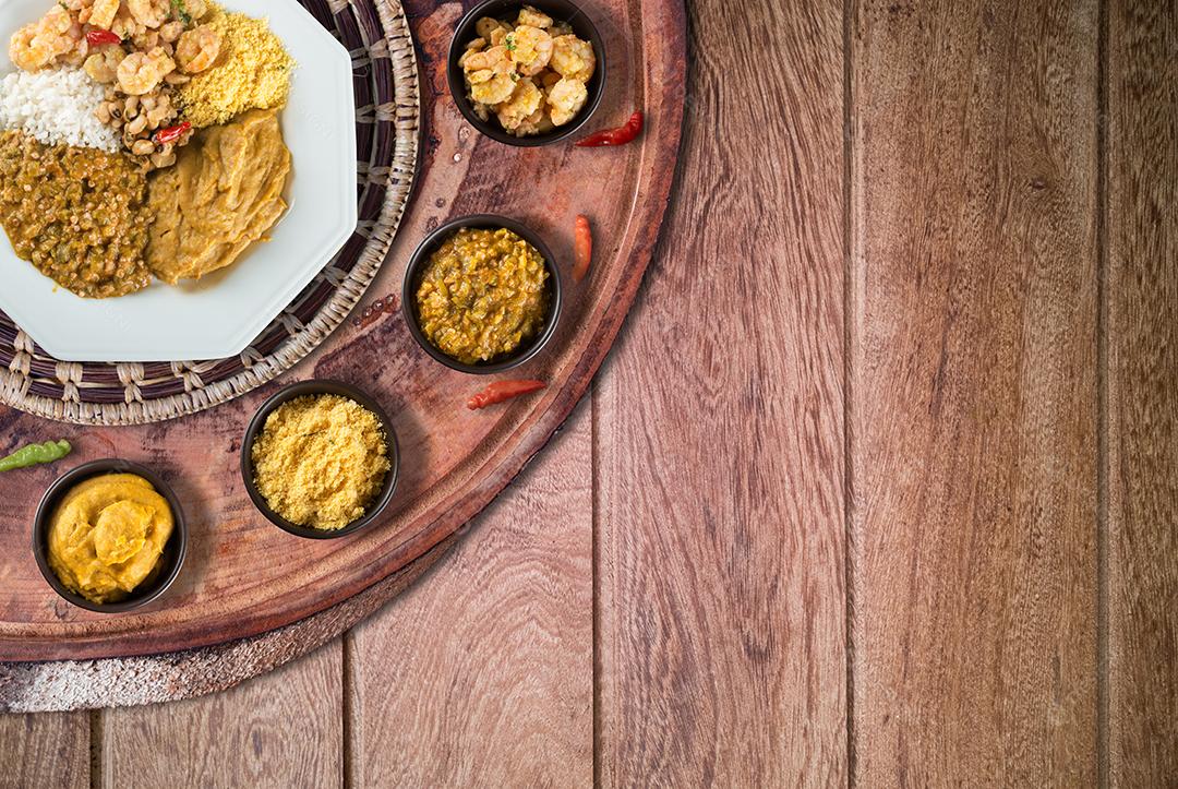 Caruru. Prato tradicional afro-brasileiro feito com quiabo e camarão seco, acompanhado de vatapa, feijão, arroz, camarão e farofa com espaço de copia.