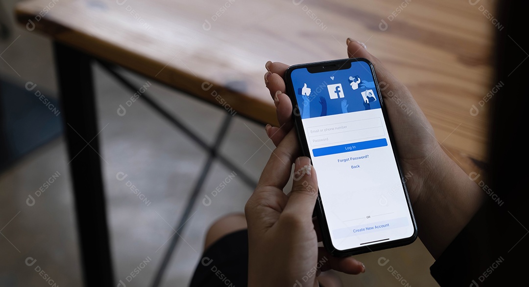 Mulher segurando um iPhone X com serviço social de Internet Facebook