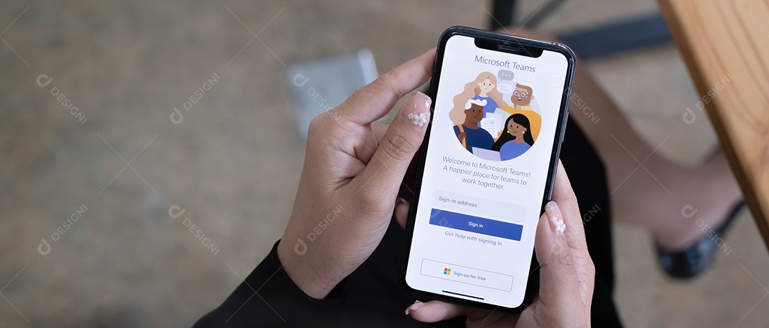 Um funcionário trabalhando em casa está baixando a plataforma social Microsoft Teams