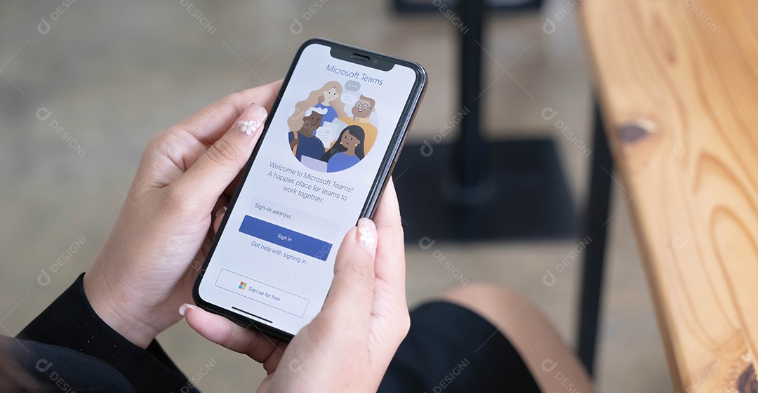 Um funcionário trabalhando em casa está baixando a plataforma social Microsoft Teams