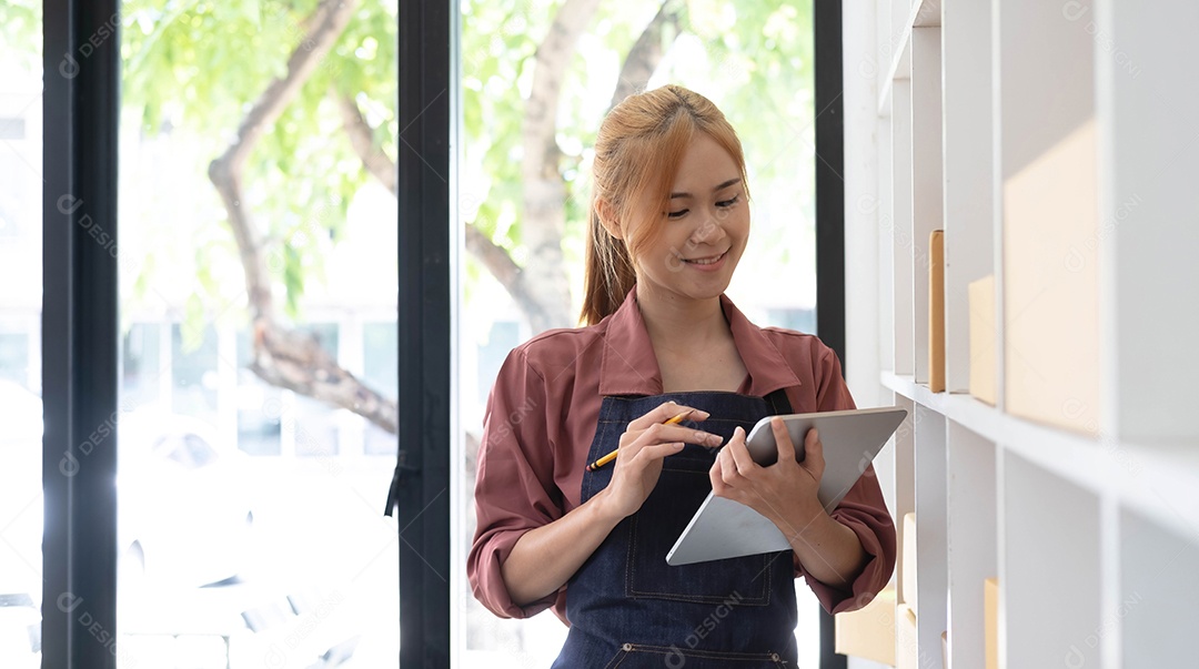 Mulher de negócios jovem trabalhando em compras de comércio eletrônico on-line