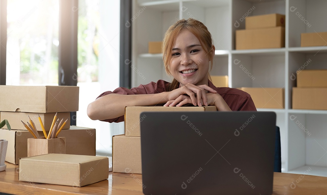 Sorrindo linda mulher asiática de negócios online trabalhando