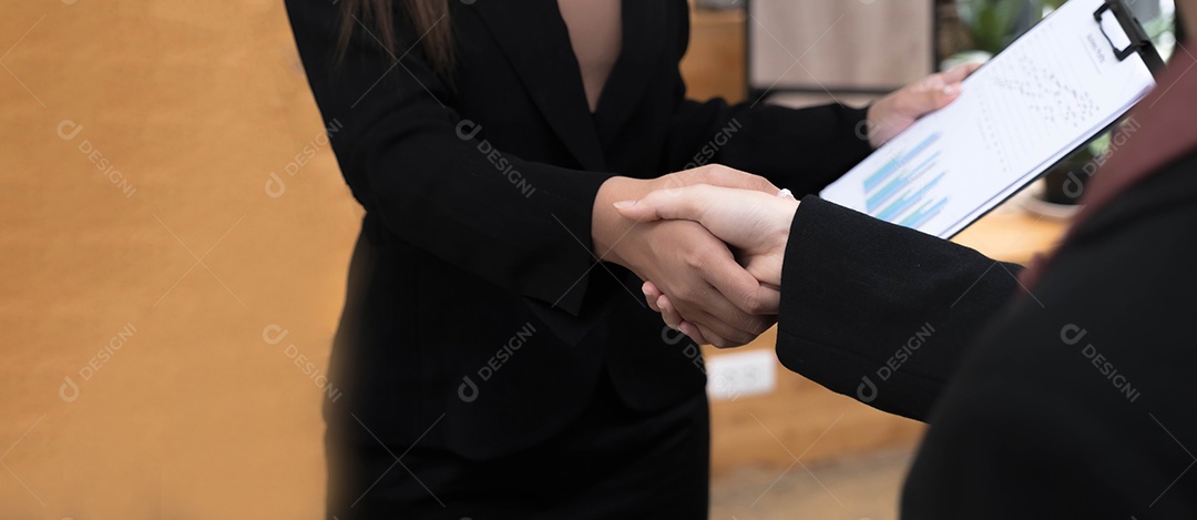 Mulheres de negócios aperto de mão