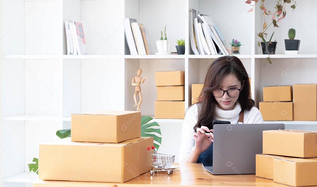 Jovem linda e feliz empresária asiática proprietária da pequena empresa online