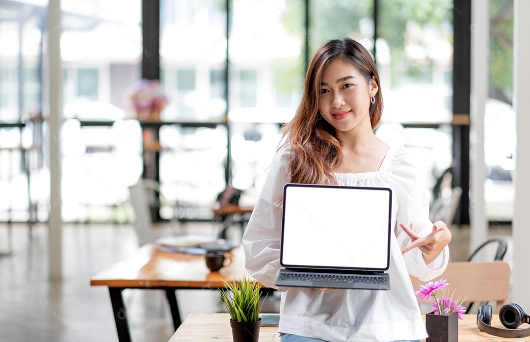 Proprietários de empresas jovens asiáticas mostrando tablet com tela em branco no escritório.