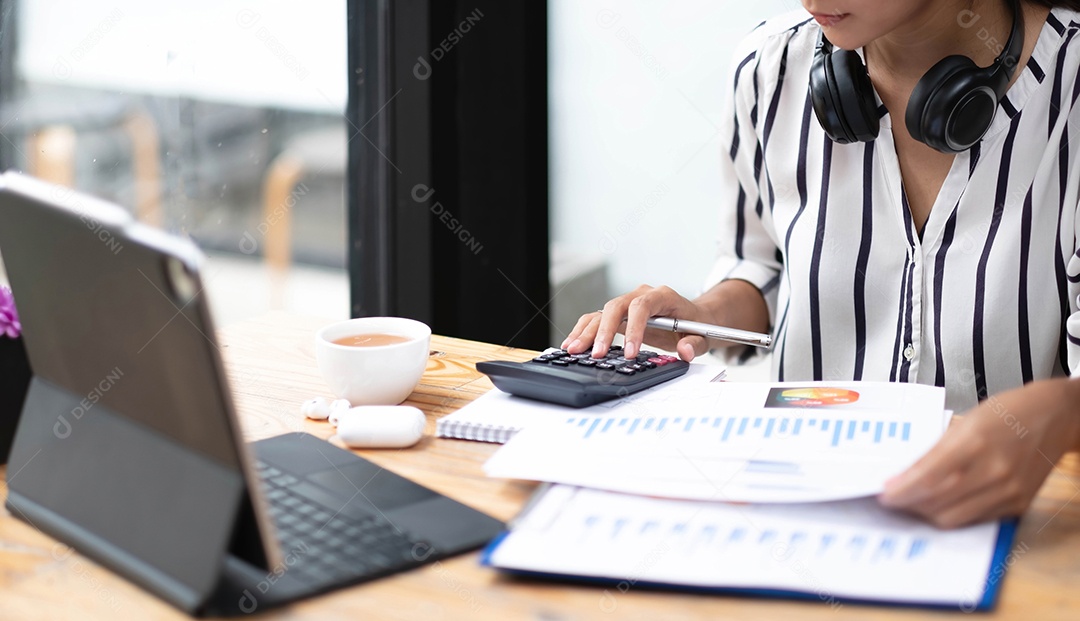 Contadora asiática fazendo cálculos.