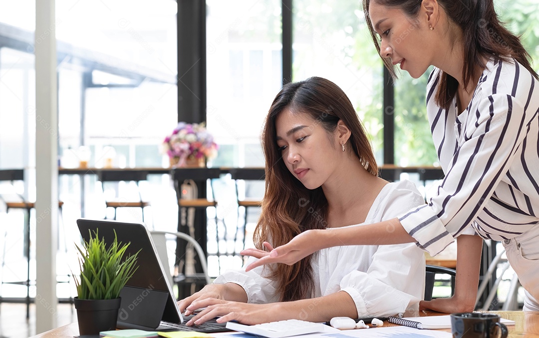 Duas belas mulheres de negócios asiáticos na conversa, trocando ideias no trabalho.