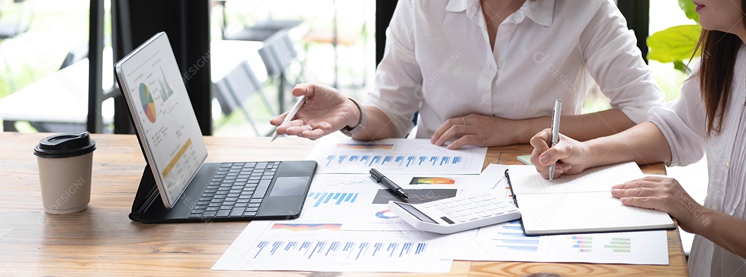 Mulher de negócios sorridente trabalhando juntos em documentos do contrato.