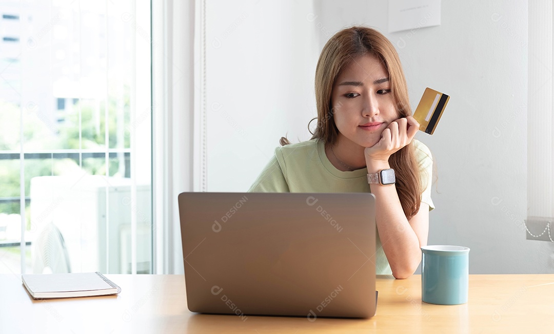 Mãos de mulheres de pagamento on-line segurando um cartão de crédito e usando laptop para compras