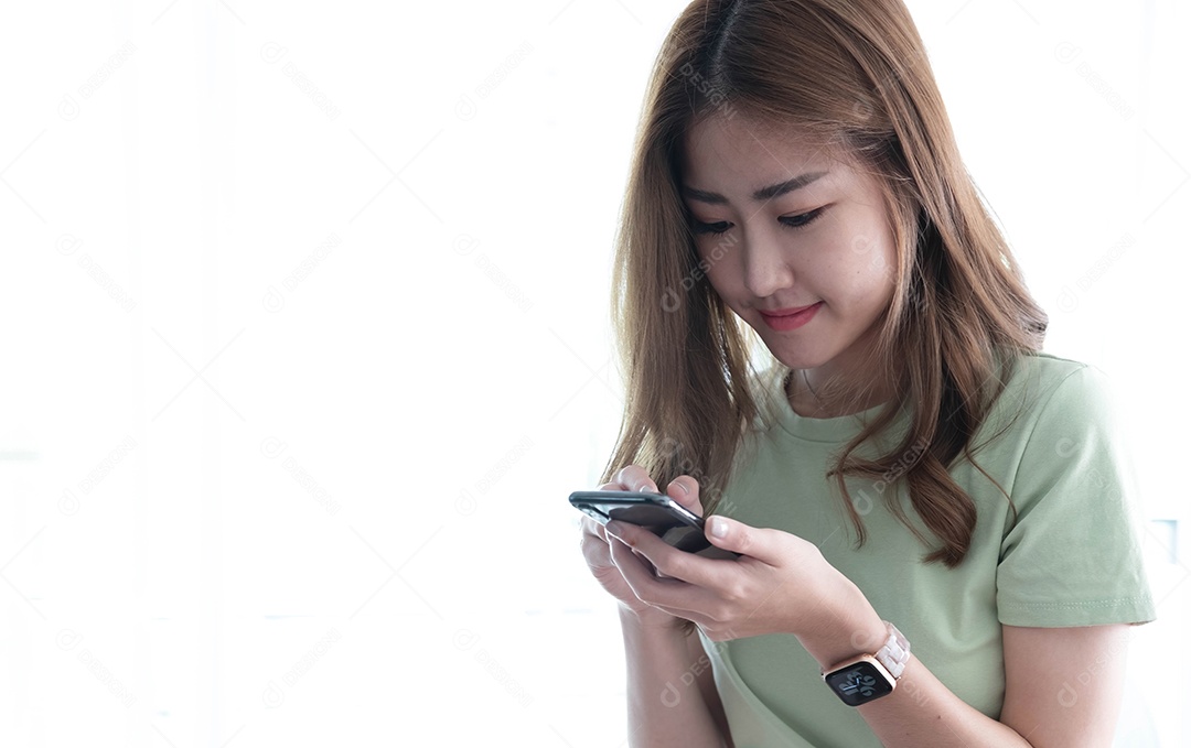 Mão de uma mulher usando smartphone no café