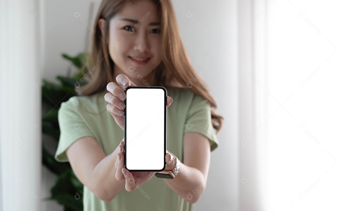 Mão da mulher usando um telefone inteligente com tela em branco