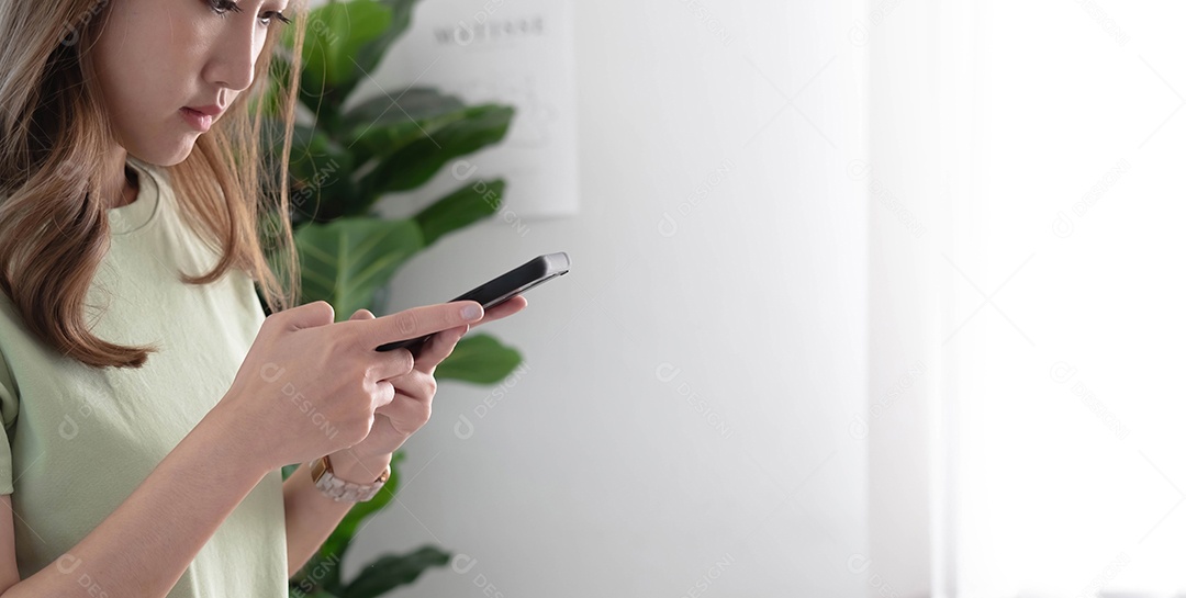 Mão de uma mulher usando smartphone