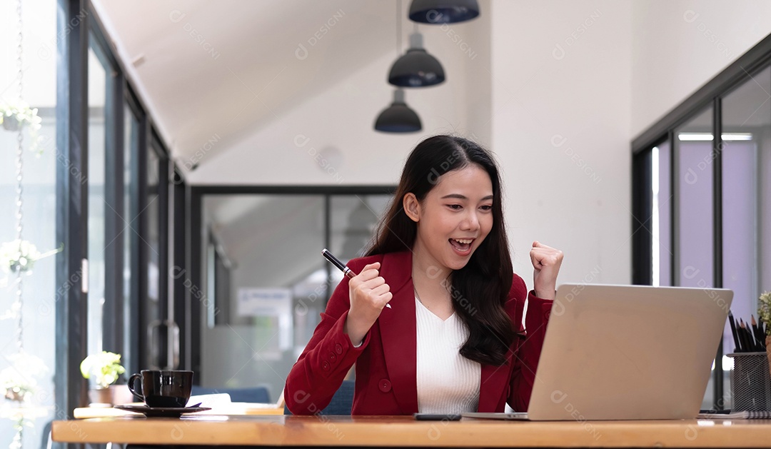 Mulher feliz animada olhando para o laptop comemorando uma vitória online