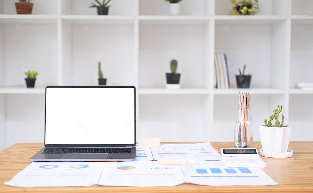 Laptop ou notebook com tela em branco na mesa de madeira