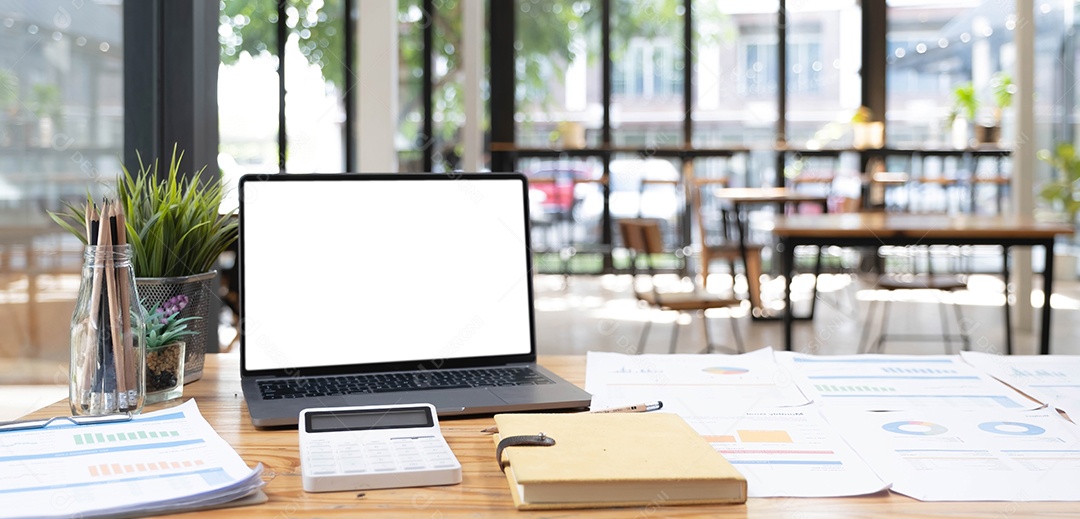 Laptop ou notebook com tela em branco na mesa de madeira