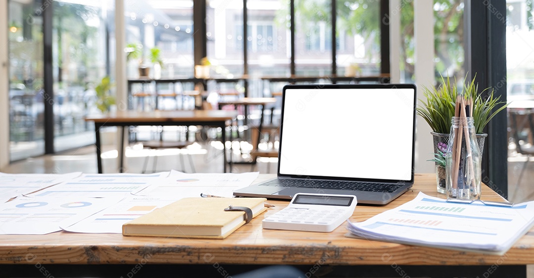 Laptop ou notebook com tela em branco na mesa de madeira