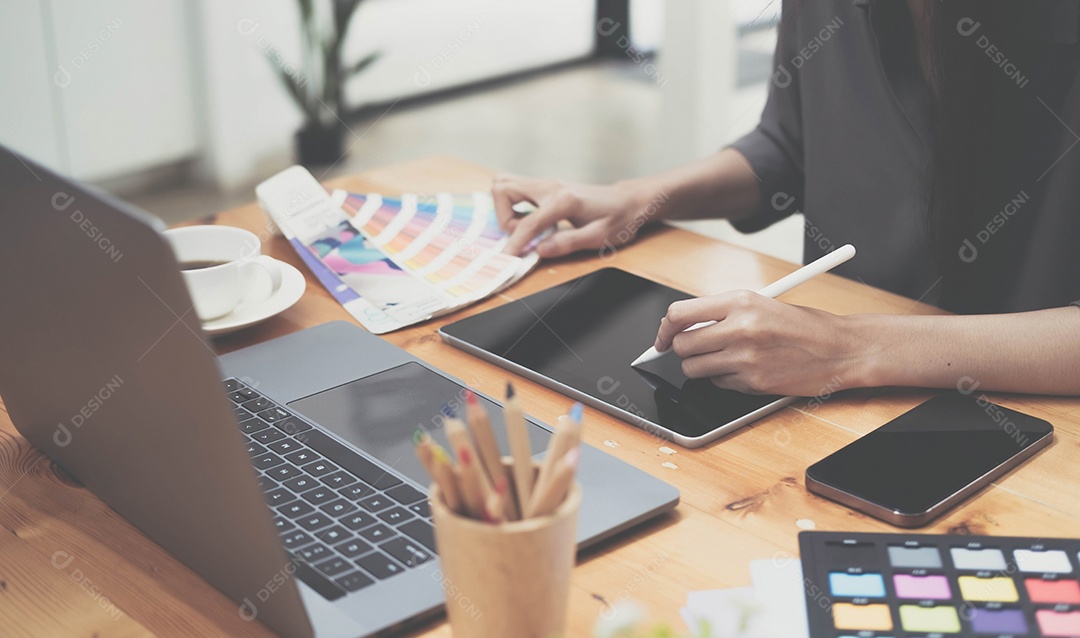 Jovem fotógrafo e designer gráfico trabalhando no escritório.