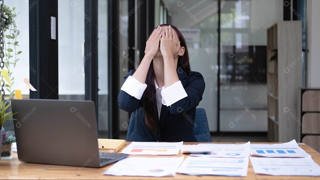 Mulher de negócios asiática está estressada, entediada