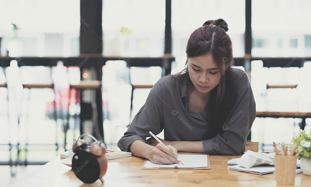 Jovem designer gráfico feminino desenhando projeto