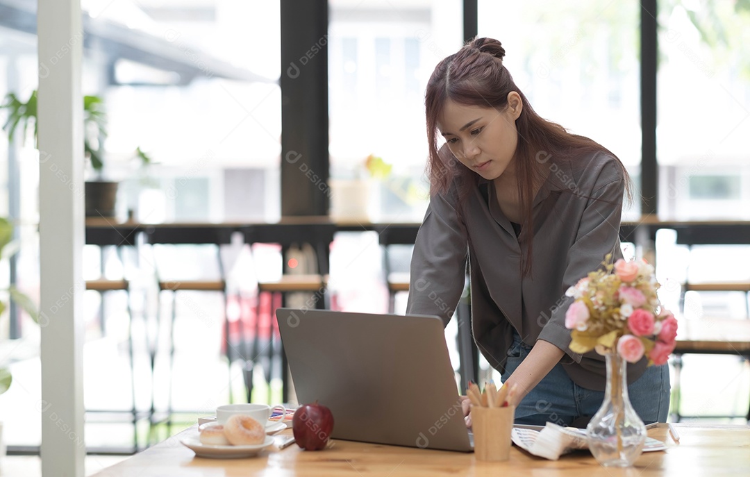 Jovem designer gráfico feminino desenhando em seu projeto