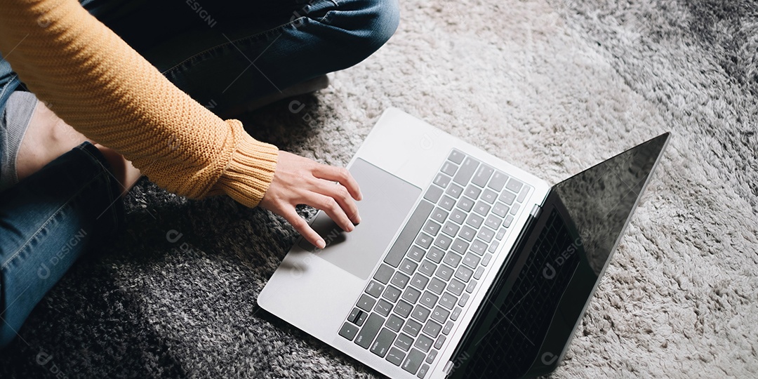 Mãos de uma mulher de negócios trabalhando e digitando