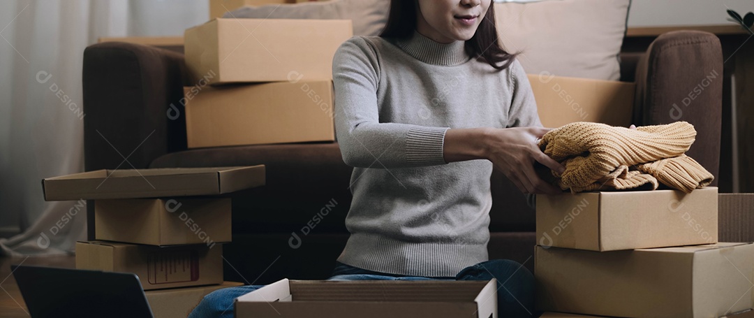 Jovem retrato trabalhando em escritório doméstico