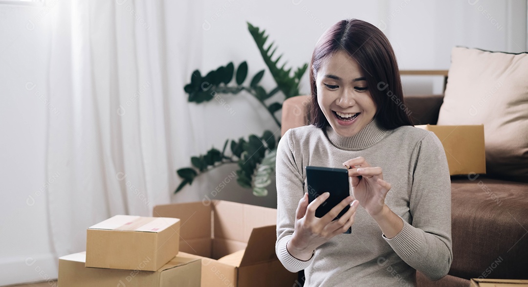 Jovem retrato trabalhando em escritório doméstico