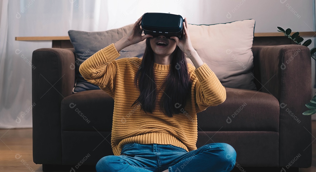 Mulher asiática joga jogo em realidade virtual para entreter em casa