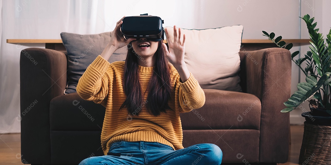 Mulher asiática joga jogo em realidade virtual para entreter em casa