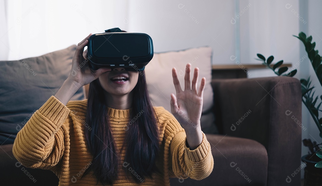 Mulher asiática joga jogo em realidade virtual para entreter em casa