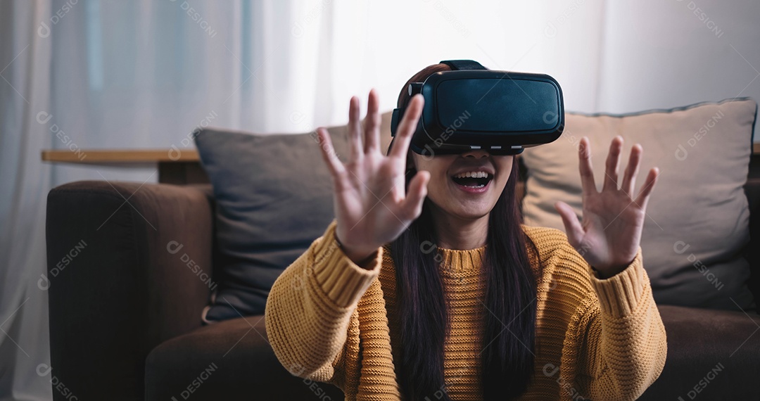 Mulher asiática joga jogo em realidade virtual para entreter em casa