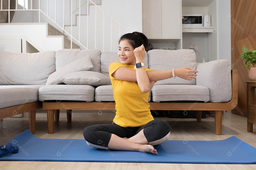 Jovem praticando exercícios em casa