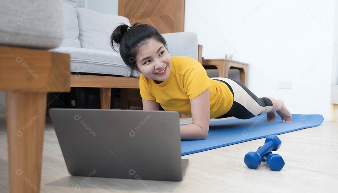 Jovem praticando exercícios em casa