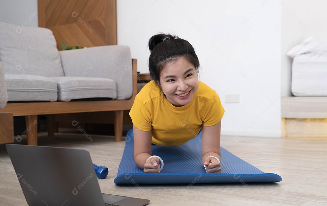 Jovem praticando exercícios em casa