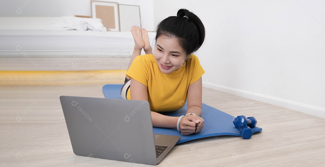 Jovem praticando exercícios em casa