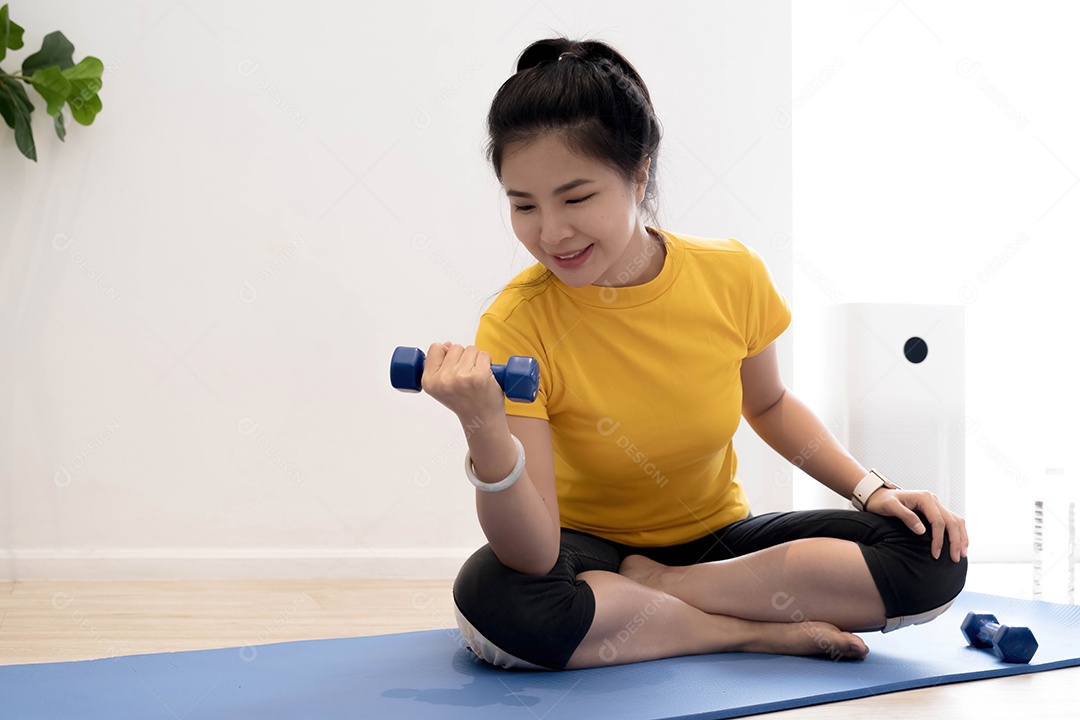 Jovem mulher fazendo exercícios ioga