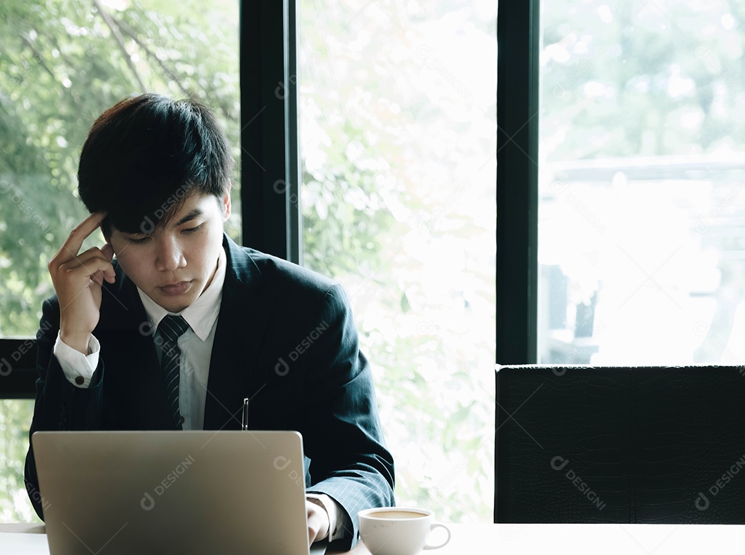 Jovem empresário trabalhando no escritório moderno