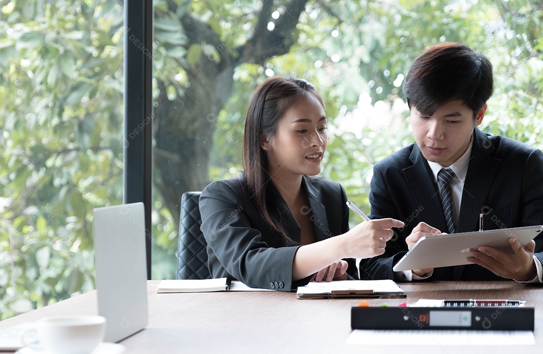 Equipe jovem de trabalho trabalhando juntos