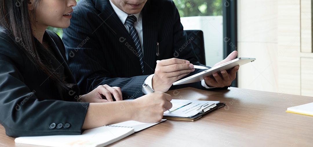 Equipe de trabalho jovens analisando papeis juntos