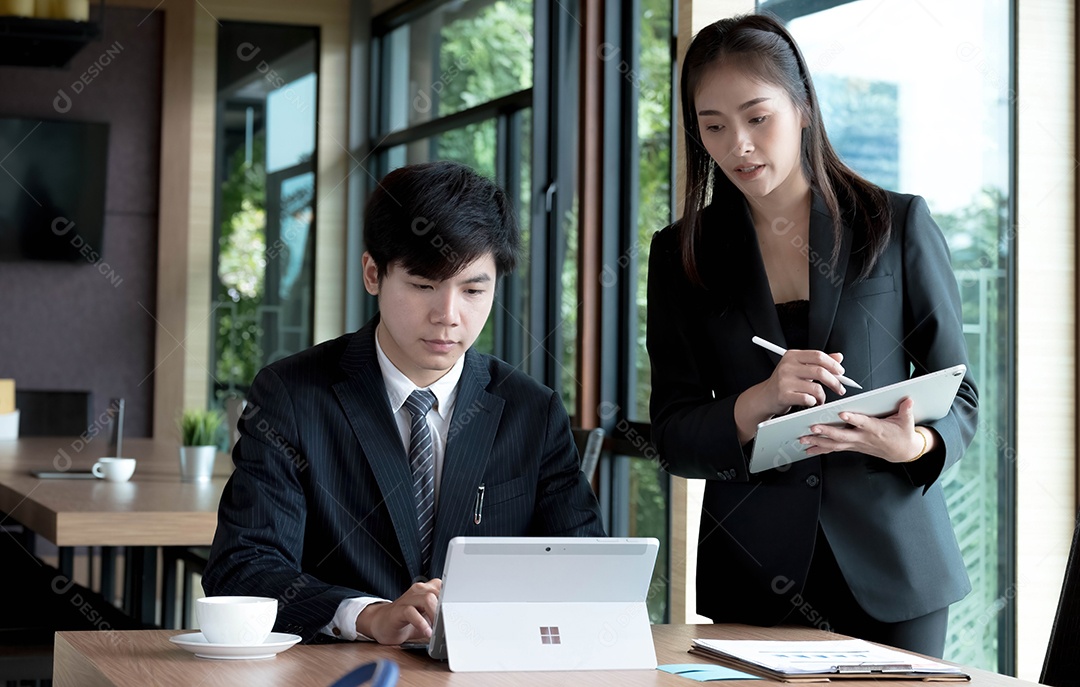 Equipe jovem de trabalho trabalhando juntos