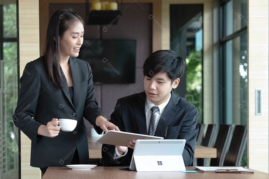 Equipe jovem de trabalho trabalhando juntos