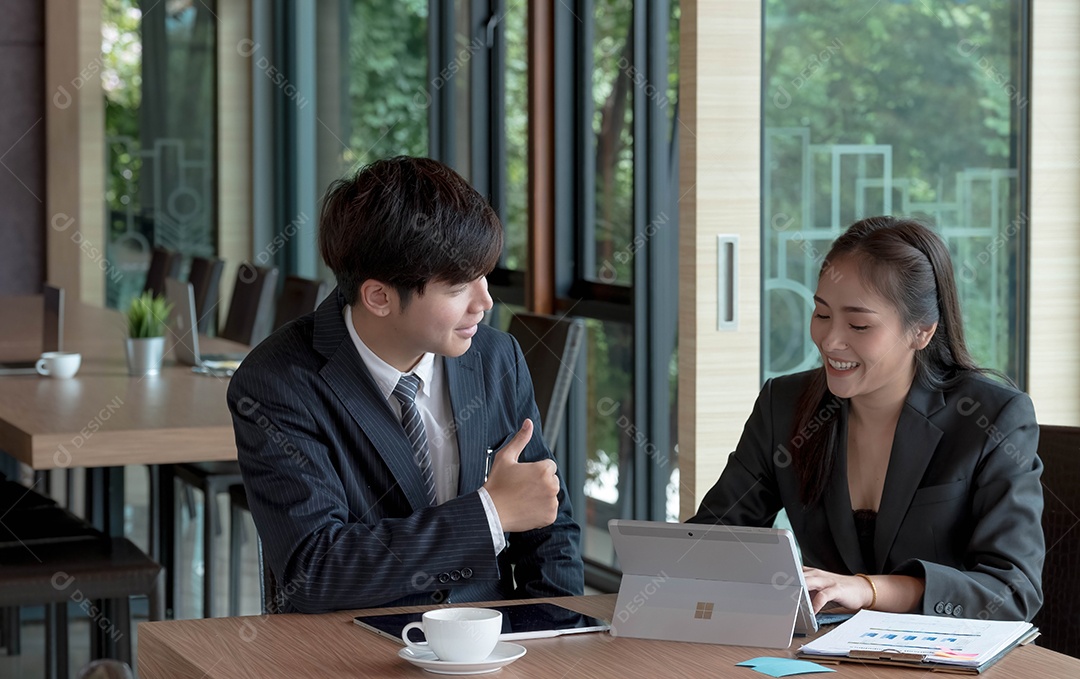 Equipe jovem de trabalho trabalhando juntos
