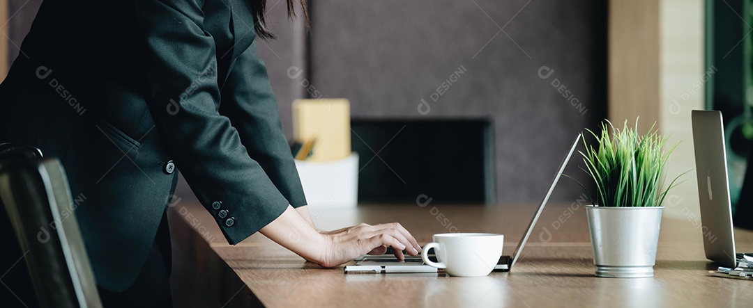 Homem em pé no escritório usando computador