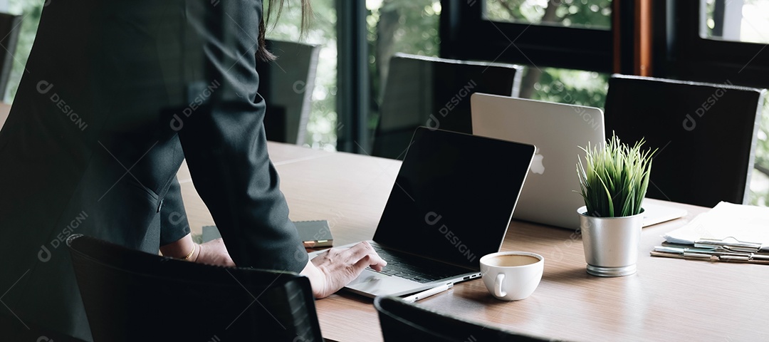 Homem em pé no escritório usando computador