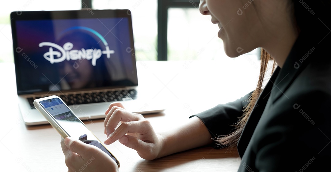 Mulher sentada usando celular