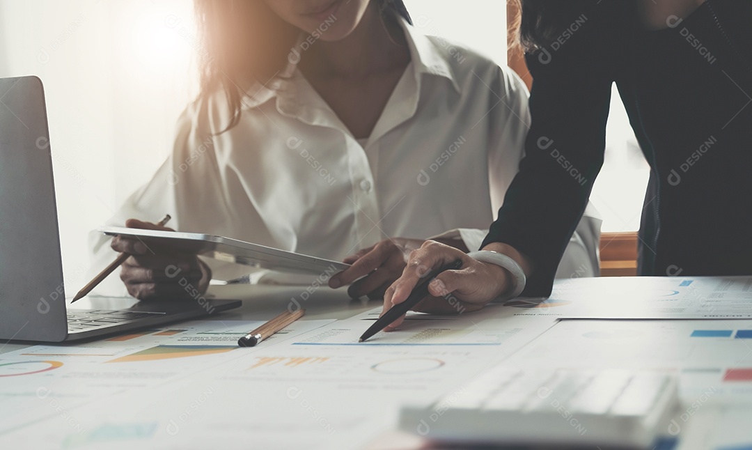 Duas jovens empresárias asiáticas discutem o trabalho do projeto de investimento