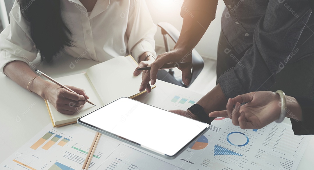 Equipe de negócios tendo uma reunião com gerente executivo no escritório