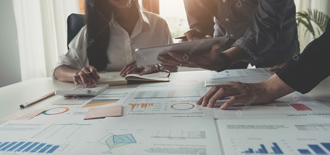 Trabalho em equipe com gráfico de custo e análise com pessoas de negócios na mesa na sala de reuniões.